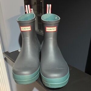 Hunter Short Rain Boots in Charcoal with Teal Accents